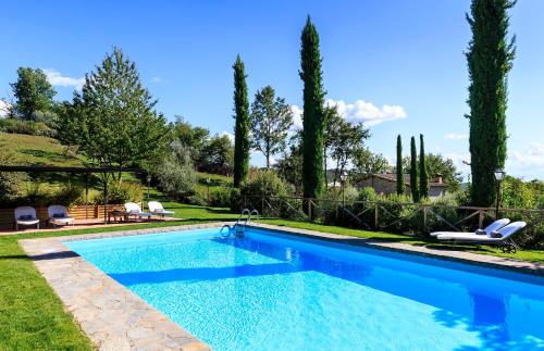 una piscina en el patio trasero de una casa con árboles en Colto Dei Pallanti, en Cavriglia