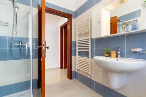 Ένα μπάνιο στο Appartamento Alba Rosa PT - MyHo Casa