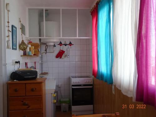 Kuchyň nebo kuchyňský kout v ubytování Un séjour les pieds dans l'eau