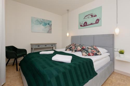 מיטה או מיטות בחדר ב-Warsaw City View Apartment with 2 Bedrooms & AC by Renters