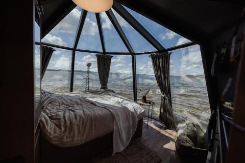 Postel nebo postele na pokoji v ubytování Yggdrasil Igloo Skåne