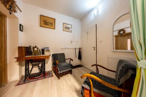 Cette chambre dispose d'une table, de deux chaises et d'un bureau. dans l'établissement U svaté Ludmily, à Litoměřice