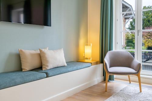 Ein Sitzbereich in der Unterkunft Hôtel de Cavoye