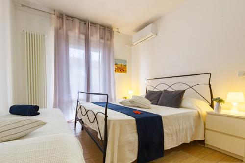 En eller flere senge i et værelse på Appartamento Dafne B1 - MyHo Casa