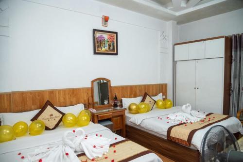 Habitación de hotel con 2 camas con globos amarillos. en HOTTEL PHƯƠNG ĐÔNG en Hanoi