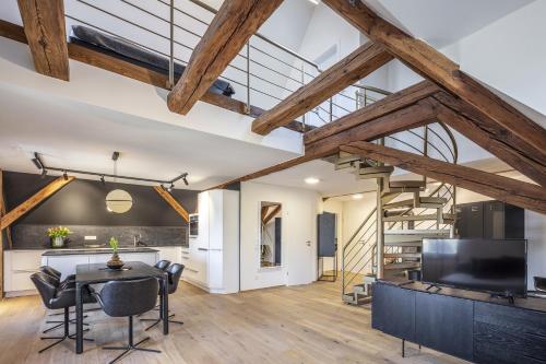 una cucina e una sala da pranzo con travi in legno di Kreuzstein Boutique-Apartment Hotel a Bayreuth