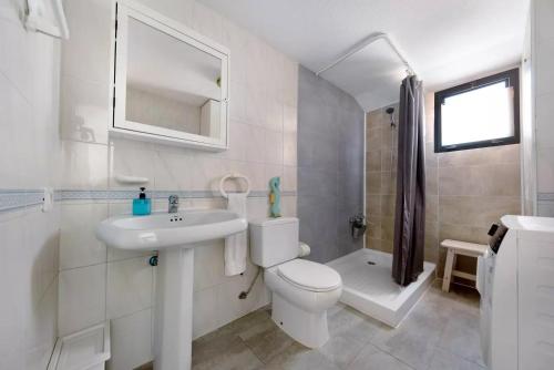 bagno bianco con servizi igienici e lavandino di Apartment La Luna a Puerto de Santiago