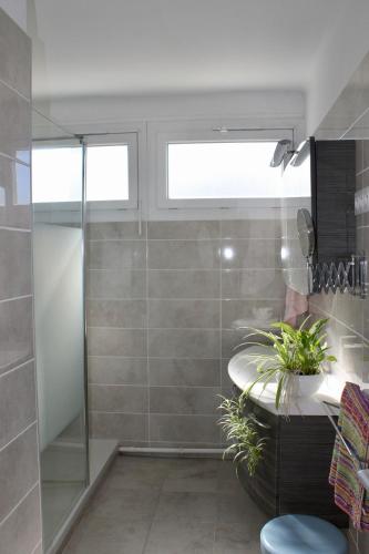une salle de bain avec douche et lavabo dans l'établissement L'annexe App'Art, à Sète
