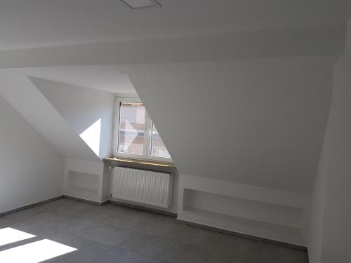 um quarto vazio com uma janela e piso em azulejo em Joanna Apartment- MA City 1 em Mannheim