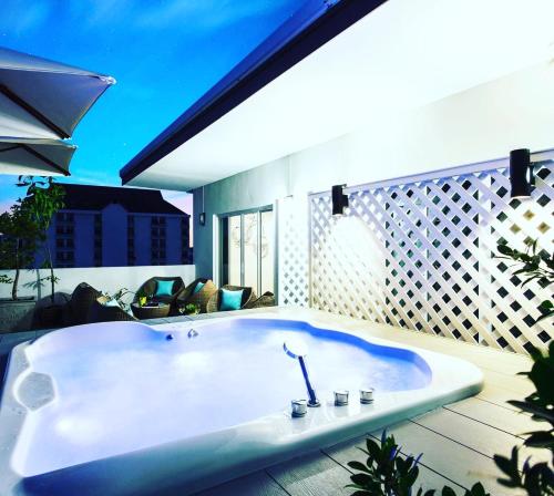 清邁的住宿－Tolani Nimman Villa Chiang Mai，甲板上的大型浴缸