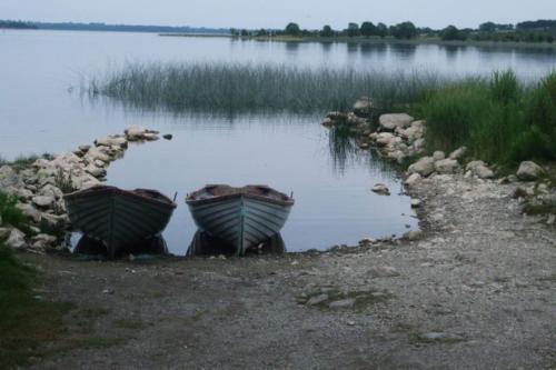 dos barcos sentados en la orilla de un lago en Private bedroom. Athlone and Roscommon nearby en Roscommon