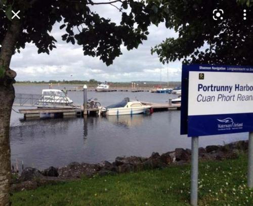 un panneau dans un port de plaisance avec des bateaux dans l'eau dans l'établissement Private bedroom. Athlone and Roscommon nearby, à Roscommon