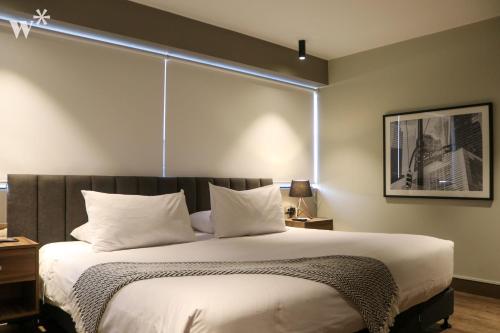 En eller flere senge i et værelse på Elegant Loft in San Isidro