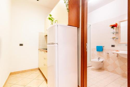 uma cozinha com um frigorífico branco e um WC em Appartamento Alide Bilo Deluxe - MyHo Casa em Tortoreto Lido