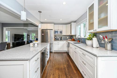 Gallery image of Luxurious Hamptons House with Heated Pool & Grill in Hampton Bays
