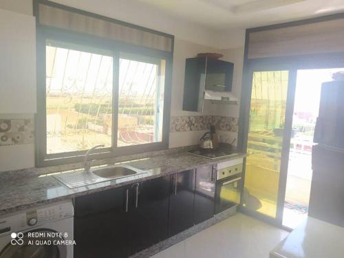 una cucina con un lavello e un piano di lavoro di Appartement vue sur mer sidi Rahal a Sidi Rahal