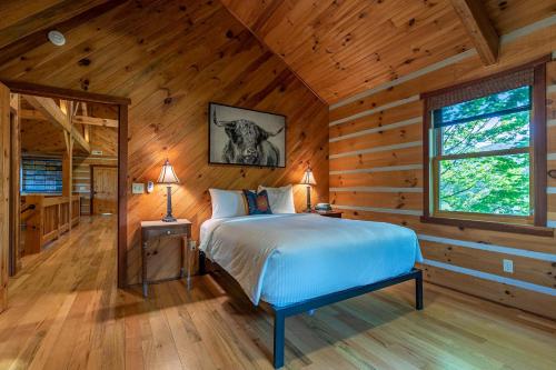 una camera da letto con un letto in una cabina di legno di Grand Vista Lodge a West Jefferson