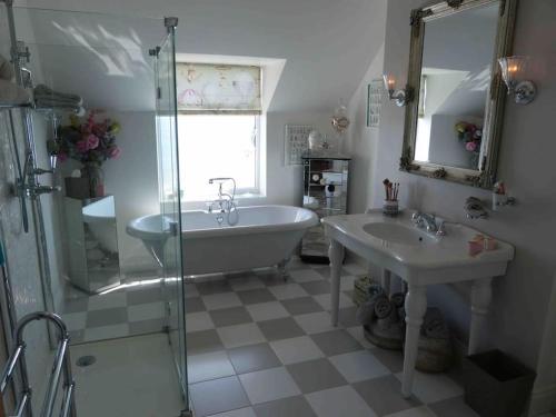 y baño con bañera, lavabo y espejo. en Amazing sea views and much more…., en Broadstairs