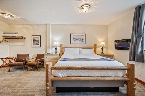 a bedroom with a bed and a desk and a chair at Hotel Leavenworth in Leavenworth