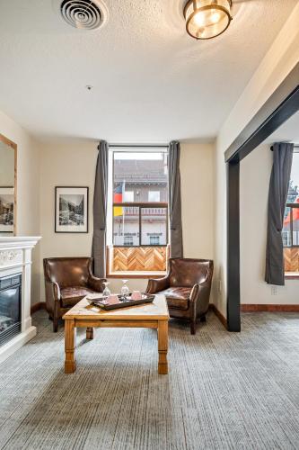 a living room with leather chairs and a coffee table at Hotel Leavenworth in Leavenworth