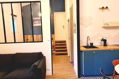 uma sala de estar com um sofá e uma cozinha em Guest house proche Aix en Provence em Simiane-Collongue