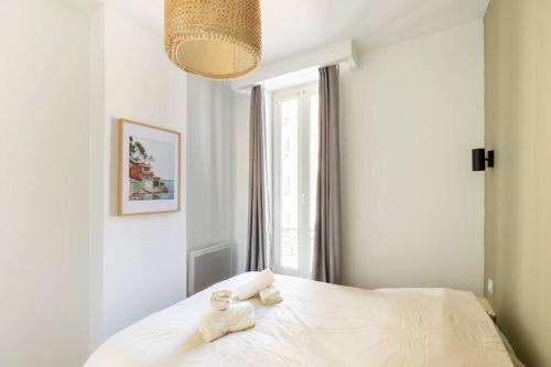 - 2 serviettes sur un lit dans une chambre avec fenêtre dans l'établissement Beautiful & modern flat in heart of Marseille, à Marseille