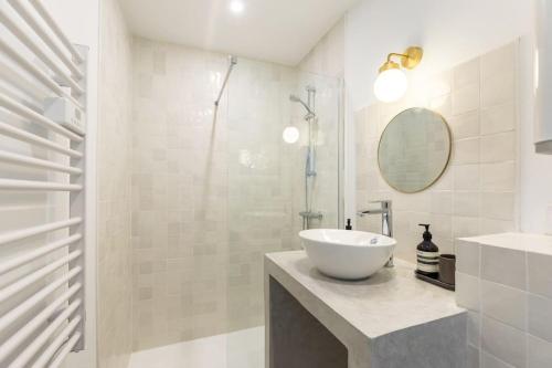 une salle de bain blanche avec un lavabo et une douche dans l'établissement Beautiful & modern flat in heart of Marseille, à Marseille