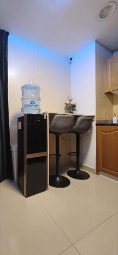 WeStay Capsule Hostel tesisinde mutfak veya mini mutfak