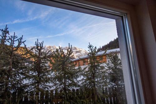 Vista generica sulle montagne o vista sulle montagne dall'interno dell'appartamento