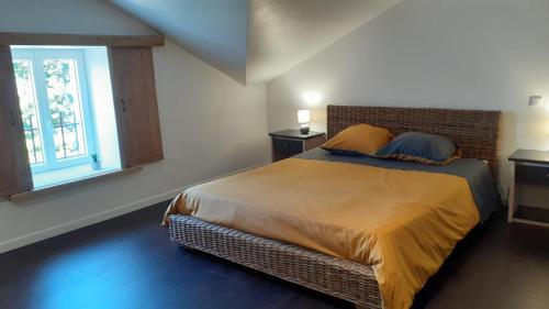 Postel nebo postele na pokoji v ubytování Grande Chambre d'hôte Les Chats-Pîtres