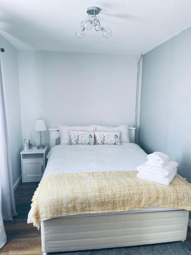 Small Doble, Shared House في بريستول: غرفة نوم بسرير وثريا