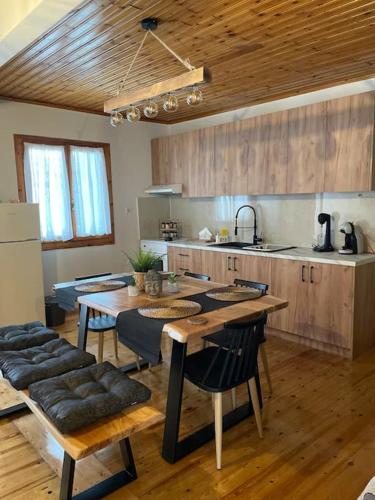cocina con mesa y sillas en una habitación en Politis' wooden house, en Vasiliki
