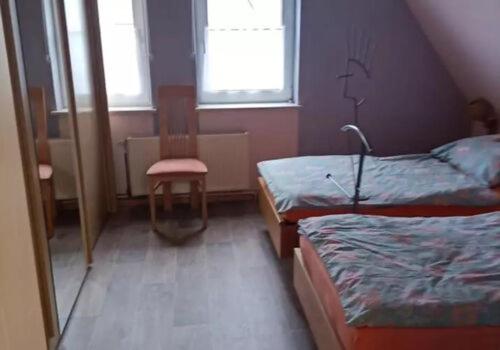 Un pat sau paturi într-o cameră la Ferien und Monteurzimmer ganze Unterkunft 3 Schlafräume 6 Betten Wohnz Küche Bad
