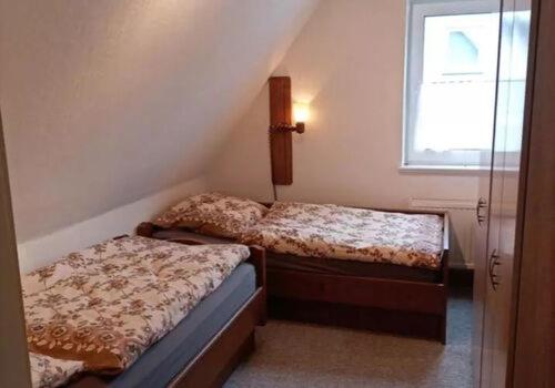 Un pat sau paturi într-o cameră la Ferien und Monteurzimmer ganze Unterkunft 3 Schlafräume 6 Betten Wohnz Küche Bad
