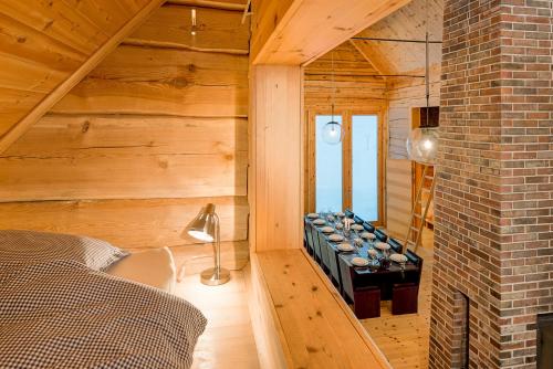 um quarto com uma cama e uma parede de tijolos em Stora Björnrike em Vemdalen