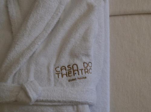 a white towel with the words scararia do terato on it at Casa do Theatro Guest House in Barcelos