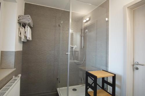 baño con ducha y puerta de cristal en Fewo Nüßle, en Bad Grönenbach