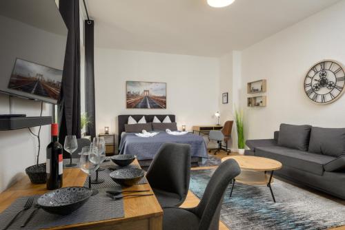 sala de estar con cama y mesa con sillas en SweetHome - Zentral - Küche & Parkplatz, WiFi, en Halle an der Saale