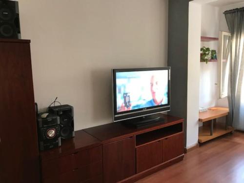 - une télévision à écran plat installée au-dessus d'un centre de divertissement en bois dans l'établissement Premia de Mar, Maresme, Barcelona, à Premiá de Mar