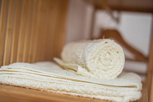 una pila de toallas sentadas en un estante en Casa Hilaria, en Garachico