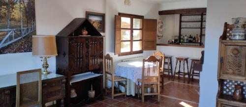 cocina y comedor con mesa y sillas en Albergue el Caseron de Fuentes Carrionas, en Cardaño de Abajo