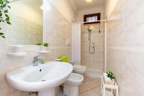 La salle de bains est pourvue d'un lavabo et de toilettes. dans l'établissement Appartamento Dalila Bilo 1P - MyHo Casa, à Tortoreto Lido