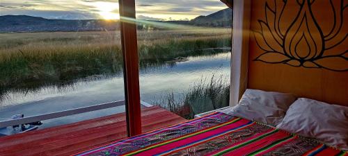 ein Schlafzimmer mit Blick auf einen See aus einem Fenster in der Unterkunft Lago Titicaca in Puno