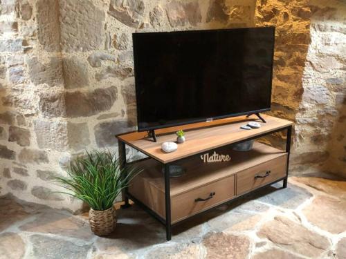 En tv och/eller ett underhållningssystem på Maison O Vitraux - Sublime Maison - Joli bourg d'Aubazine