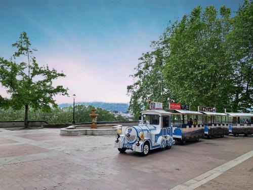 eine Gruppe von Bussen, die auf einem Parkplatz geparkt sind in der Unterkunft Quartier historique et populaire du château de Pau in Pau