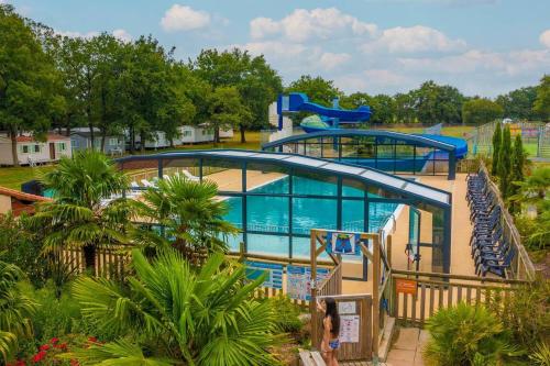 une image d'une grande piscine dans un complexe dans l'établissement Mobil-home Puy du Fou, à La Boissière-de-Montaigu