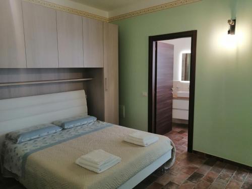 1 dormitorio con 1 cama con 2 toallas en SPELLO ROMANTICA, en Spello