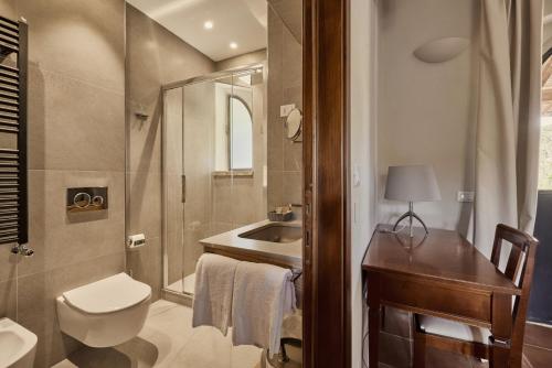 a bathroom with a toilet and a sink and a shower at Agriturismo Villetta Di Monterufoli in Monteverdi Marittimo
