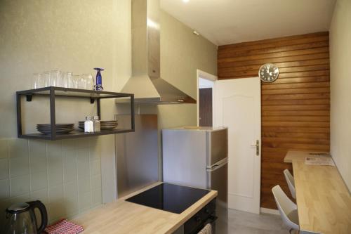 Il comprend une petite cuisine équipée d'un réfrigérateur et d'un comptoir. dans l'établissement Le Refuge D'anne De Bretagne - à 2 minutes de la Gare Chateau de Blois - Le Refuge D'anne De Bretagne - 2 minutes from Chateau de Blois train station, à Blois
