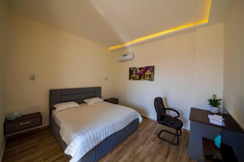 1 dormitorio con cama, escritorio y silla en AQABA PRO DIVERS, en Áqaba